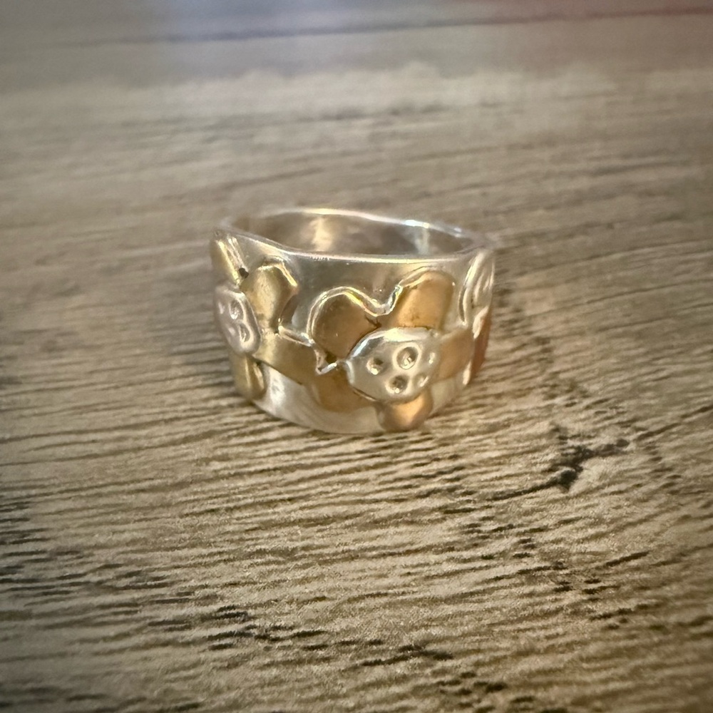 Elegant Silver and Gold Floral Ring